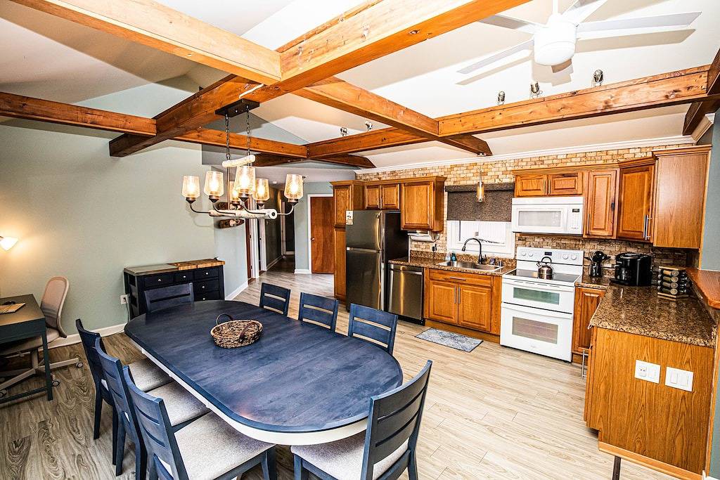 Log Cabin Beauty w Hot tub, Arcade Games with modern amenities throughout in Hickory Run State Park