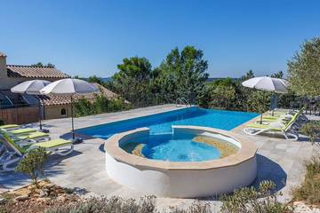 Gîte pour 8 personnes, avec jacuzzi ainsi que jardin et terrasse à Saint-Hilaire-d'Ozilhan