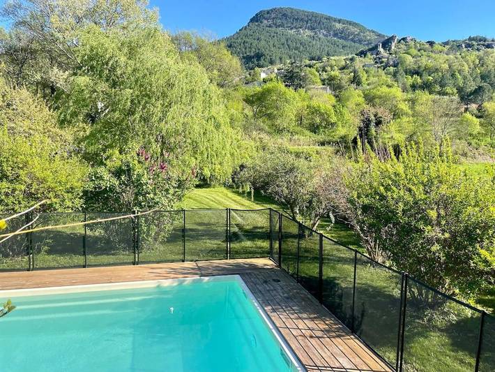 Location de vacances pour 6 personnes, avec jardin ainsi que vue et piscine, animaux acceptés à Sahune