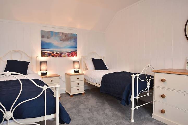 Coastal cottage - sea views on coast path, amazing local beaches, The Lizard in Kynance Cove, Cornwall