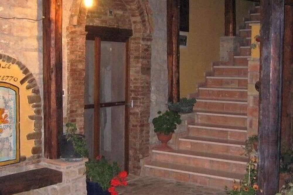 Eco holidays between Sea and Mountains of Abruzzo App. \"La Luna\" in Castiglione Messer Raimondo, Gran Sasso