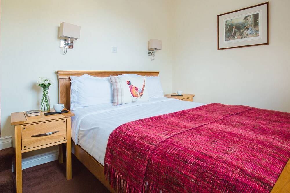A sudeley castle cottage that sleeps 6 guests  in 2 bedrooms in Winchcombe, Gloucestershire