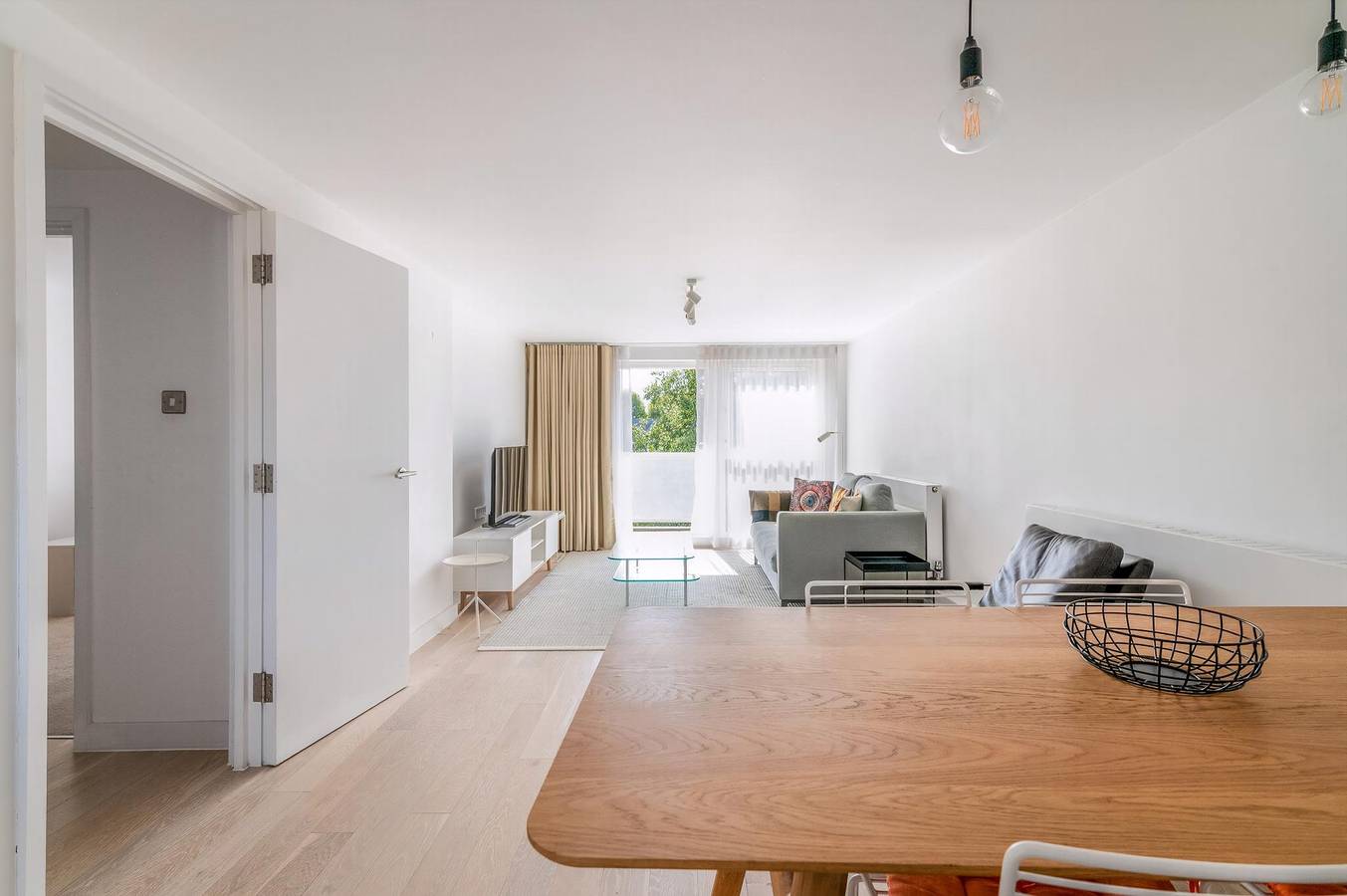 Ganze Wohnung, 2-Bed, 2-Bath with Balcony and City Views in London, Südostengland