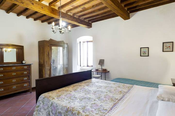 Schönes alleinstehendes Ferienhaus für 4 Gäste mit TV, Terrasse und Haustiere erlaubt in Civitella in Val di Chiana, Chianti