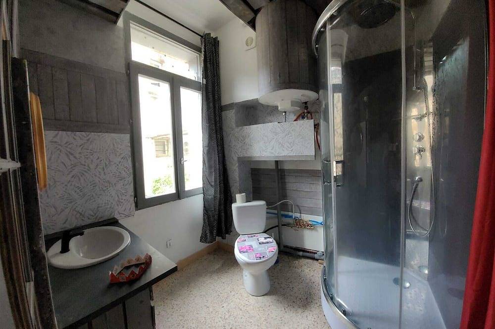 Entire apartment, Gîte de la Tour, à 10 Minutes du Pont du Gard, Idéal Pour Couple in Montfrin, Nimes region