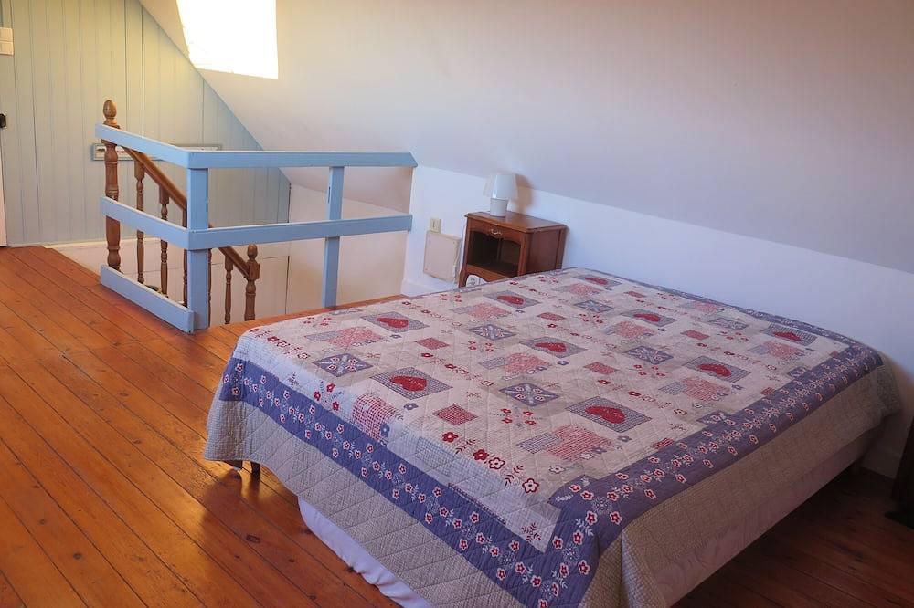 El encanto irresistible de una casa de los años 30 cerca del mar. in Plogoff, Iroise