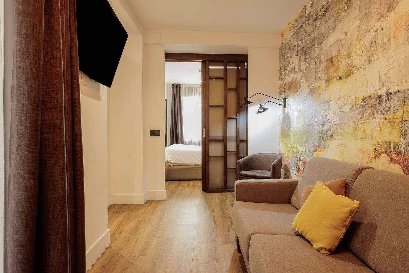 Ganze Wohnung, Suite Balkon Magdalena: Private Terrasse, Pool & Wlan im Herzen von Sevilla in Casco Antiguo, Sevilla