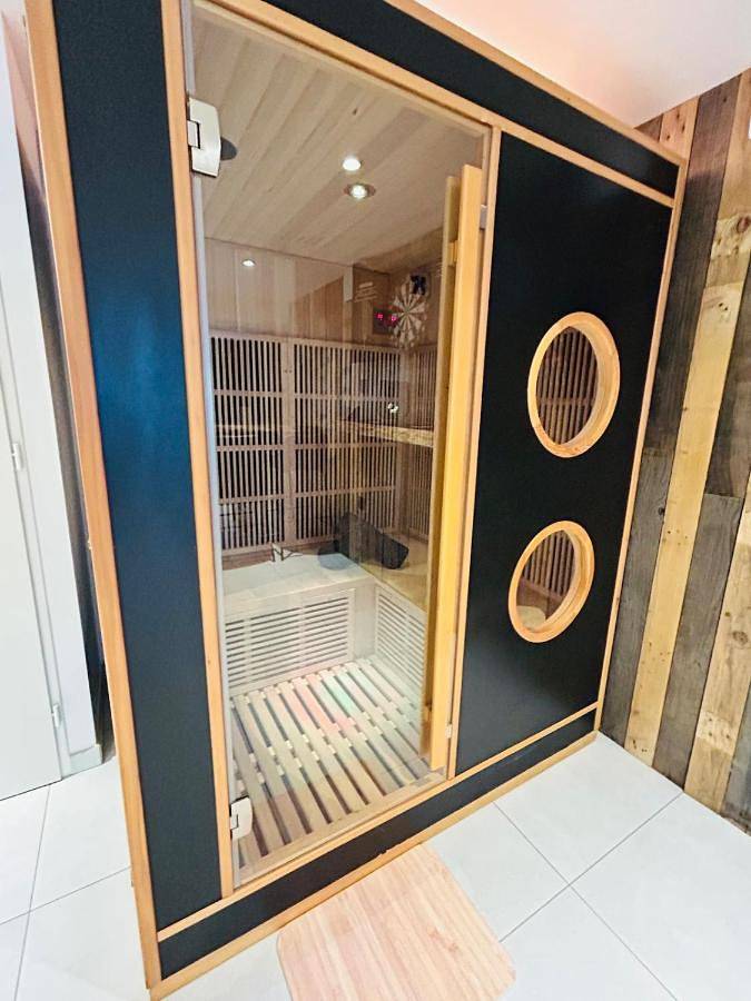 Location de vacances pour 7 personnes, avec jardin ainsi que sauna et jacuzzi à Beaumont-la-Ronce - 2