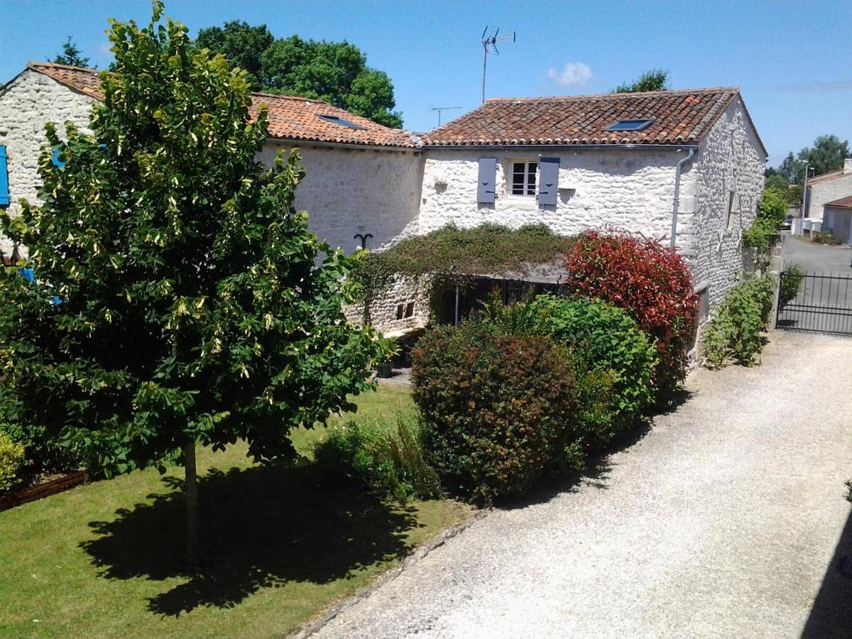 Le Gîte de l'aubray, gîte avec piscine in Trizay, Région de Saintes