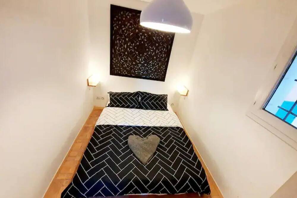 Charming 2-bedroom house with pool, Wifi, Ac in peaceful Eyguières in Eyguières, Region de Arles