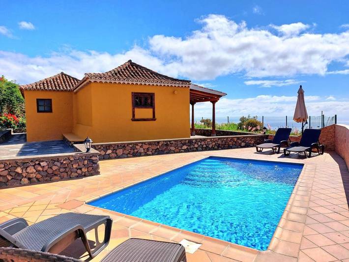 Ferienhaus für 4 Personen, mit Terrasse und Garten sowie Pool in Puntallana