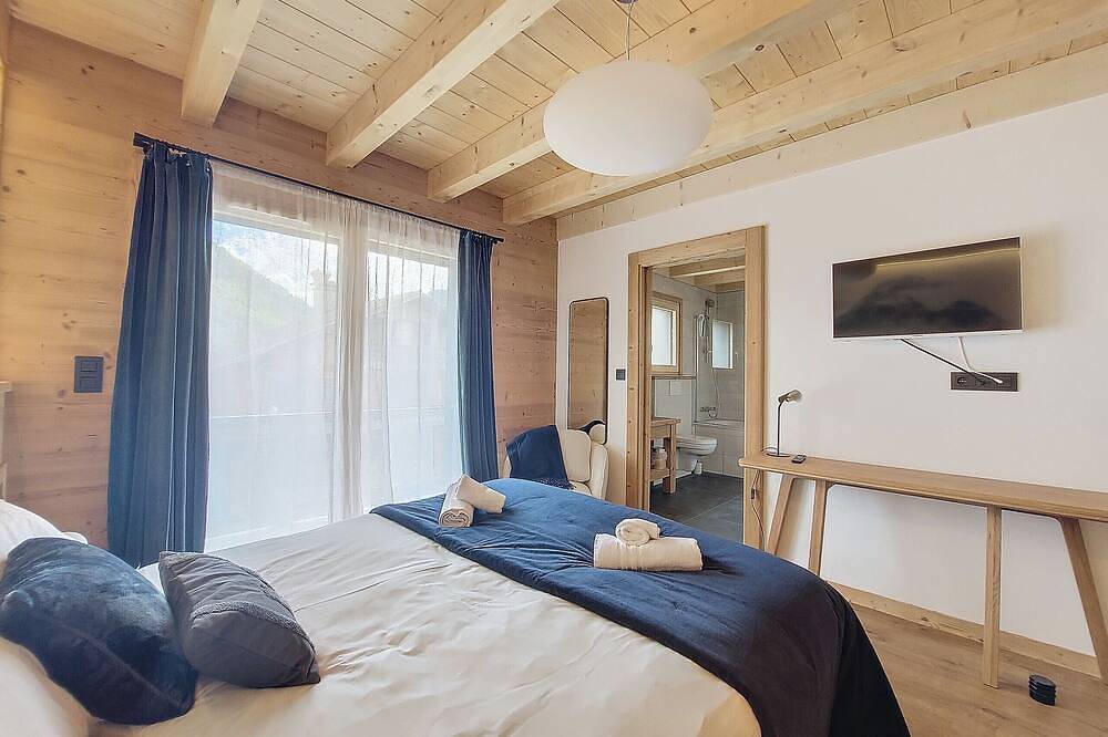 Chalet - 10 People – Hot Tub - In Town - Close Ski Slopes – Wifi in Essert-Romand, Les Portes du Soleil
