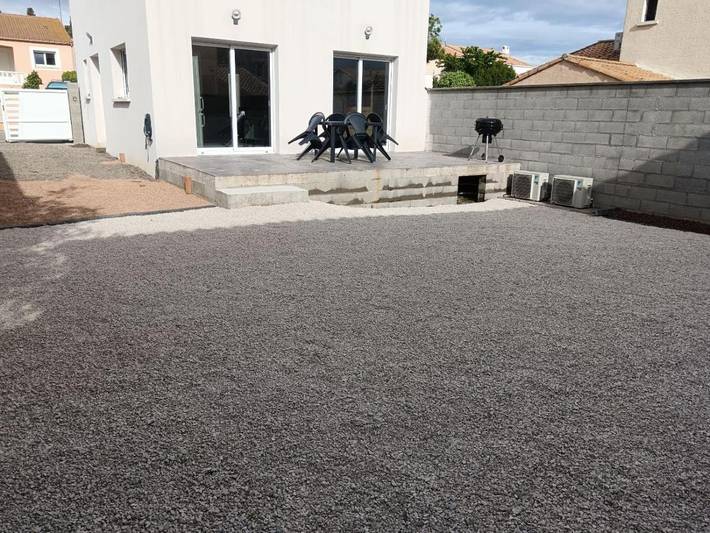 Location de vacances pour 4 personnes, avec jardin ainsi que vue et terrasse à Pinet (homonymie) - 2