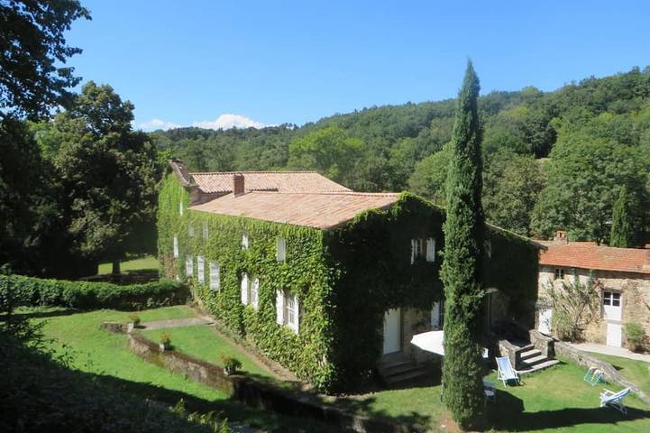 Location de vacances pour 4 personnes, avec jardin à Saint-Jeure-d'Ay