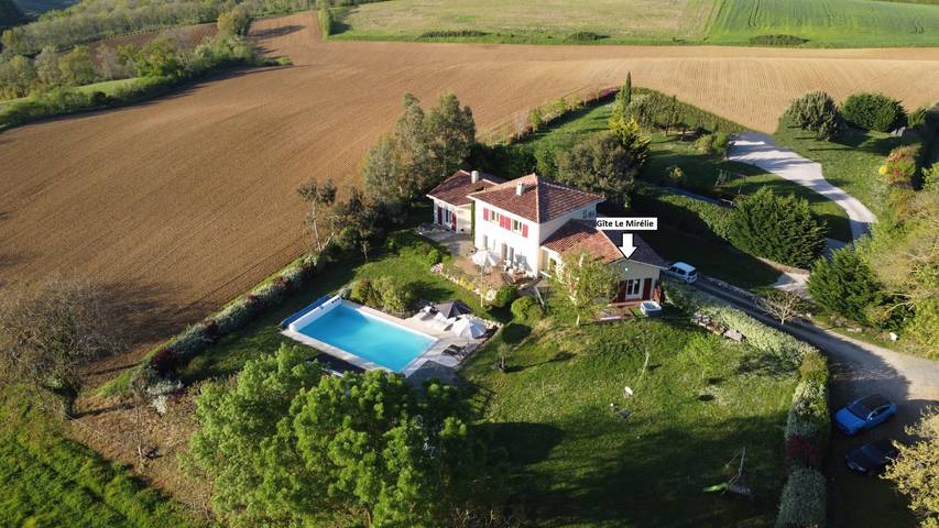 Gîte pour 4 personnes, avec jardin ainsi que terrasse et piscine