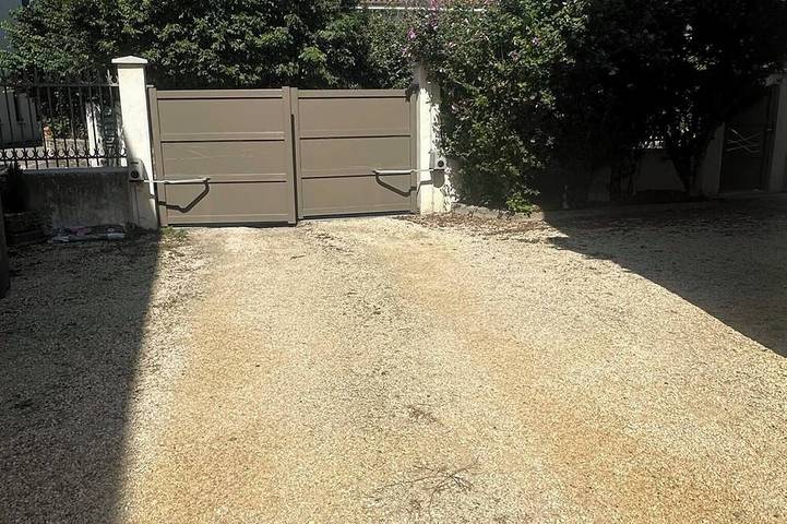 Apartamento entero, Condrieu: Air-conditioned ground-floor apartment with a private, fenced-in parking space in Ampuis, Lyon region