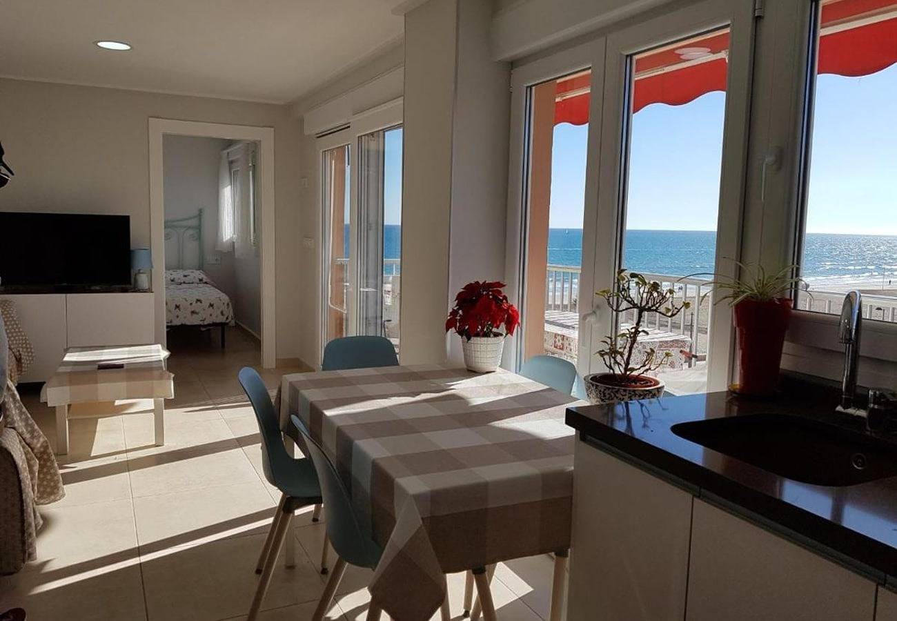 Appartamento intero, Appartamento "Primera Linea San Juan" con vista mare, piscina in comune e Wi-Fi in San Juan Playa, Costa Blanca