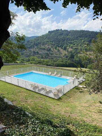 Gîte pour 30 personnes, avec piscine à Satillieu
