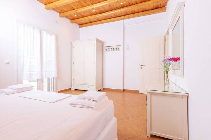 Villa dans un endroit calme avec vue sur le port de pêche, à quelques mètres de la plage de sable in Antiparos