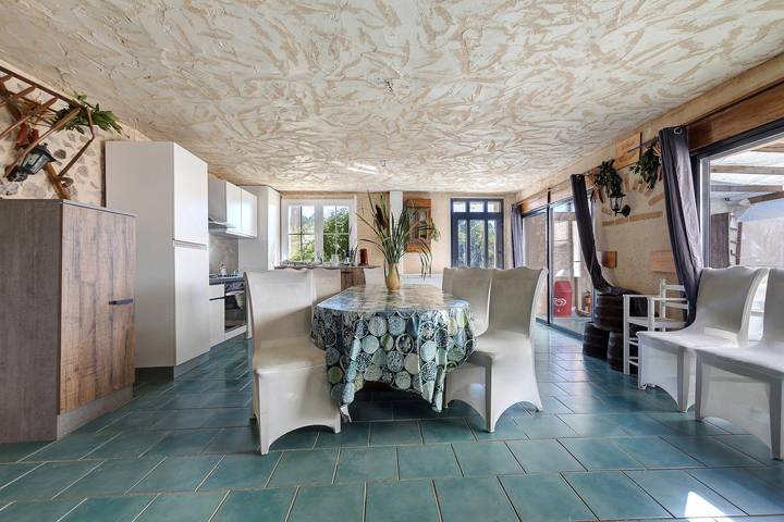 Winzerhaus mit Seeblick, privatem Pool und Wlan – ideal für Gruppen bis 25 Personen in Guizengeard, Charente