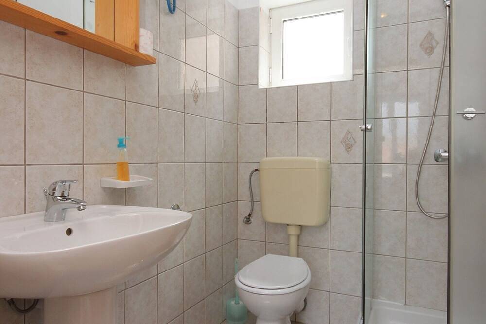 Ganze Wohnung, 1-Zimmer-Ferienwohnung mit Terrasse und Meerblick Nerezine, Losinj (A-3479-a) in Nerezine, Kvarner Inseln