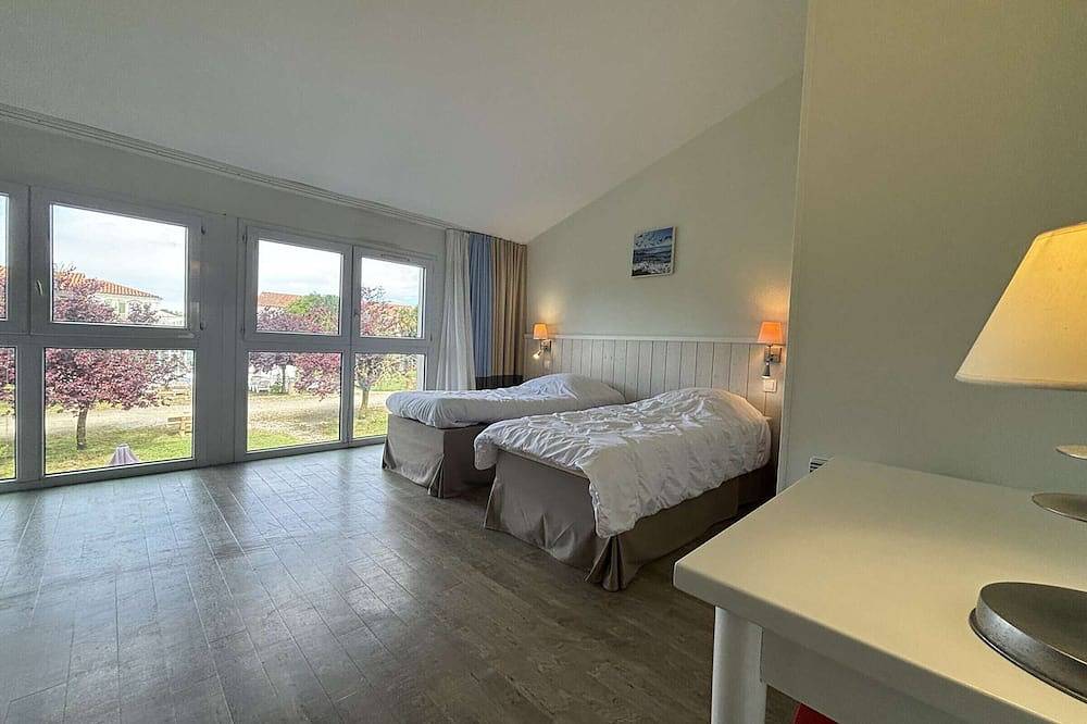 Entire apartment, 2-Room Apartment with Pool & Spa, Sleeps 4, Saint Martin de Ré in Saint-Martin-de-Ré, Ile de Re