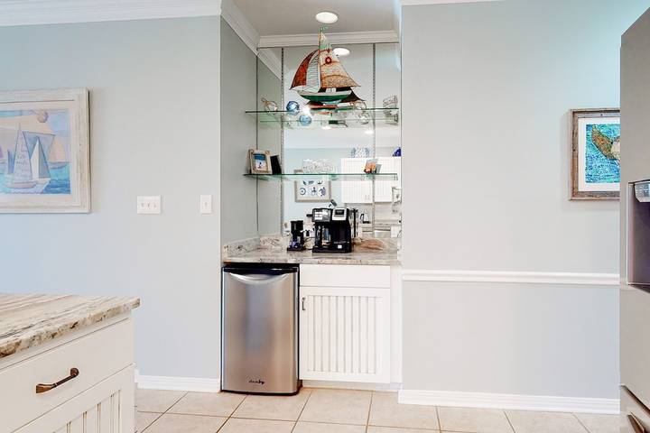 Vacation rental for 10 people, with balcony and pool by Orange Beach