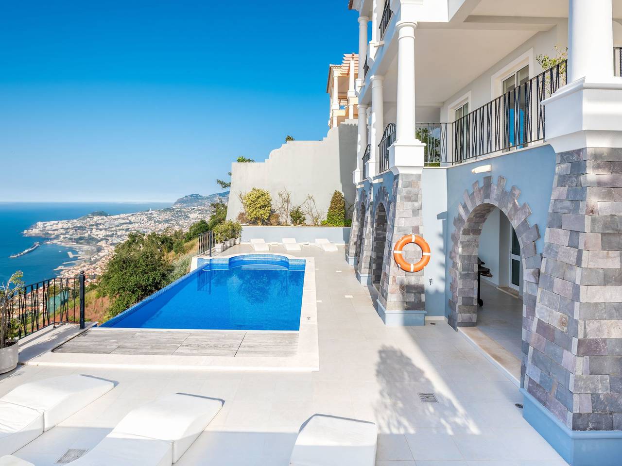 Schönes Ferienhaus in Sao Goncalo mit Privatem Pool in São Gonçalo, Madeira