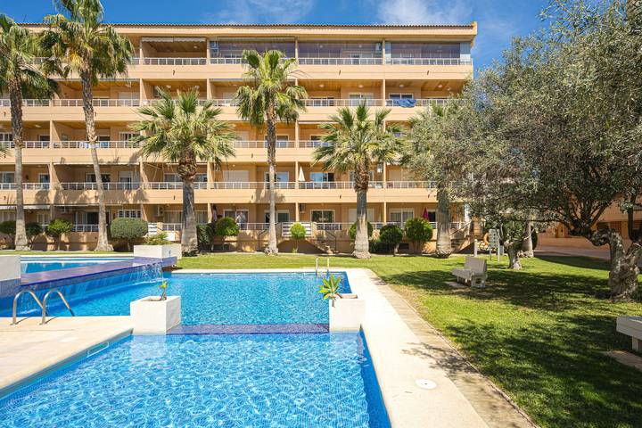 Apartamento entero, Apartamento 'Alborada Golf 1' con vistas a la montaña, piscina compartida y Wi-Fi in L'Albir, Alfàs del Pi