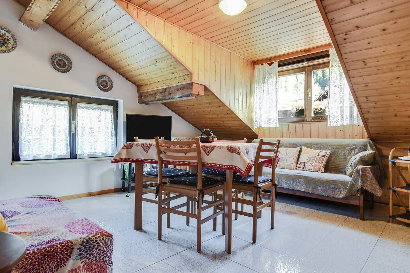 Ganze Wohnung, Ferienwohnung "Mansarda tra le Dolomiti di Brenta" mit Bergblick und Balkon in Bocenago, Brentagruppe