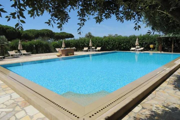 Ferienwohnung für 4 Personen, mit Terrasse und Garten sowie Pool in San Vincenzo