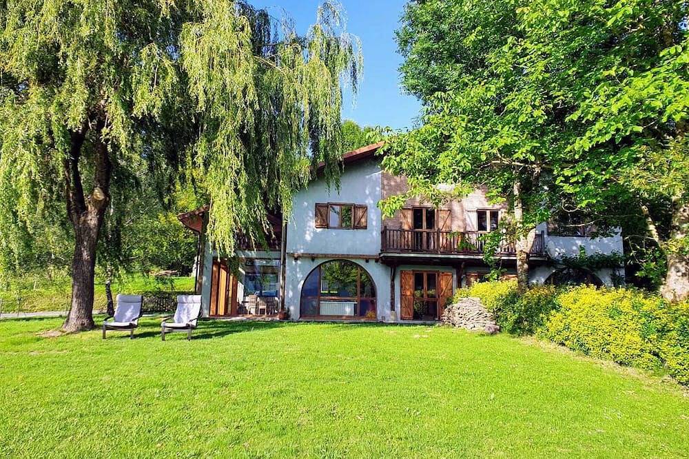 Chalet pareado frente a Elorrio y las montañas, tranquilidad y naturaleza in Elorrio, Vizcaya