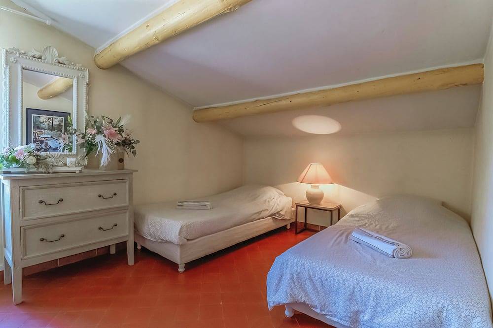 Villa de Maitre in beautiful estate in Saint-Victoret, Istres region