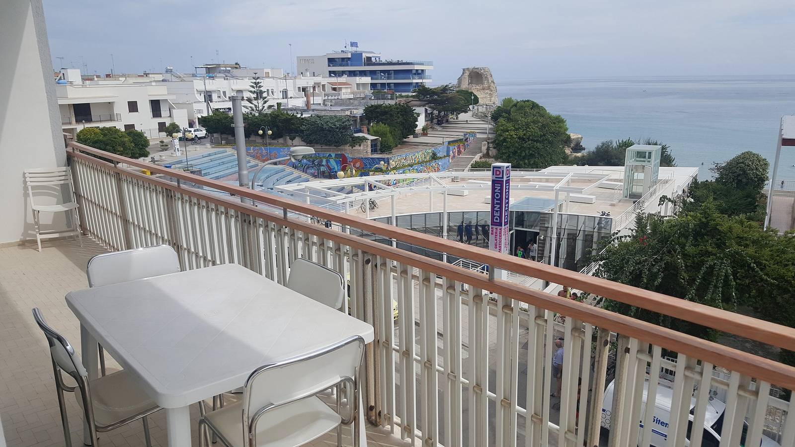 Appartamento intero, Bellissimo appartamento a Torre dell'Orso con vista mare, aria condizionata e balcone; parcheggio disponibile in Melendugno, Provincia di Lecce