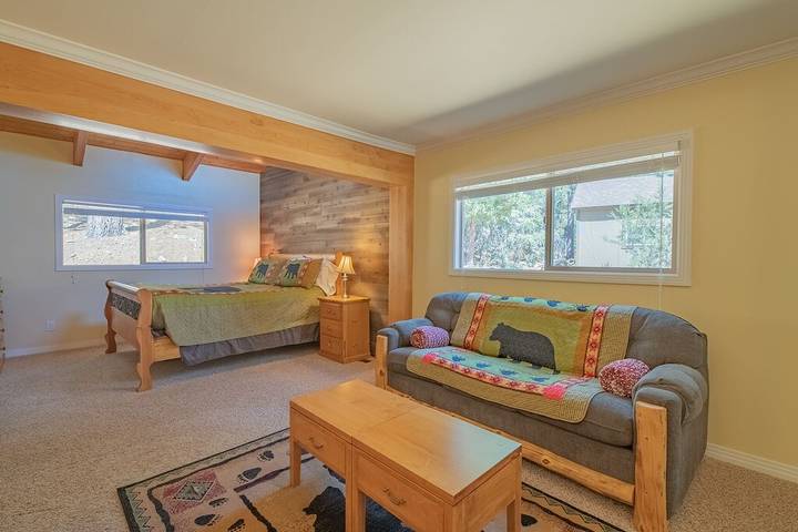 Holiday home for 9 people, with balcony and garden in Big Bear Lake