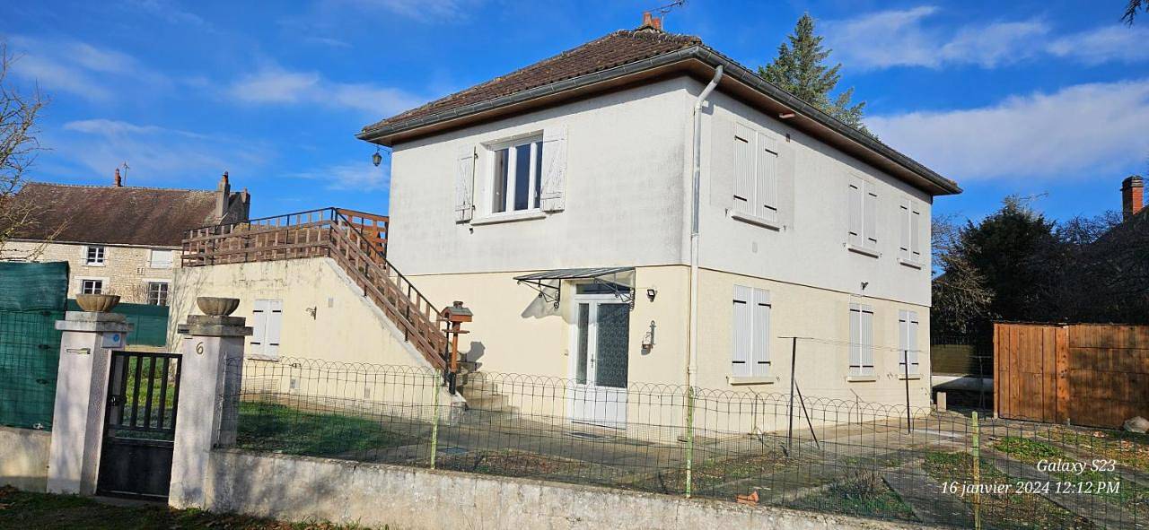 Three-Bedroom House in Coulanges-sur-Yonne, Région d'Auxerre