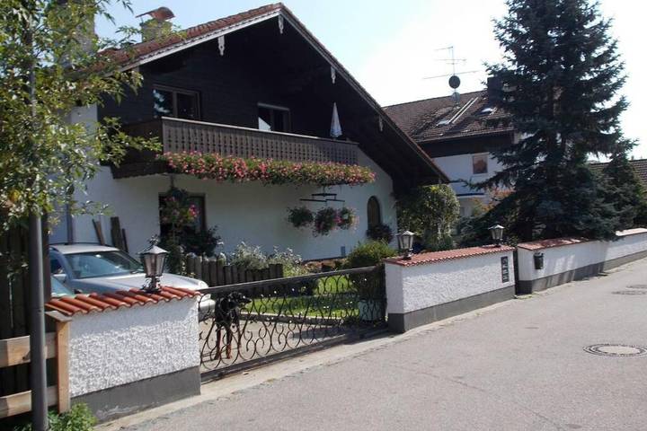 Ferienwohnung für 7 Personen, mit Terrasse und Garten in Bruckmühl