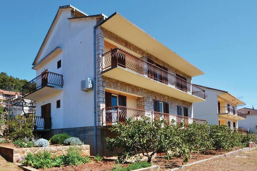 Entire apartment, Stunning apartment in Jelsa with Wifi in Jelsa, Hvar