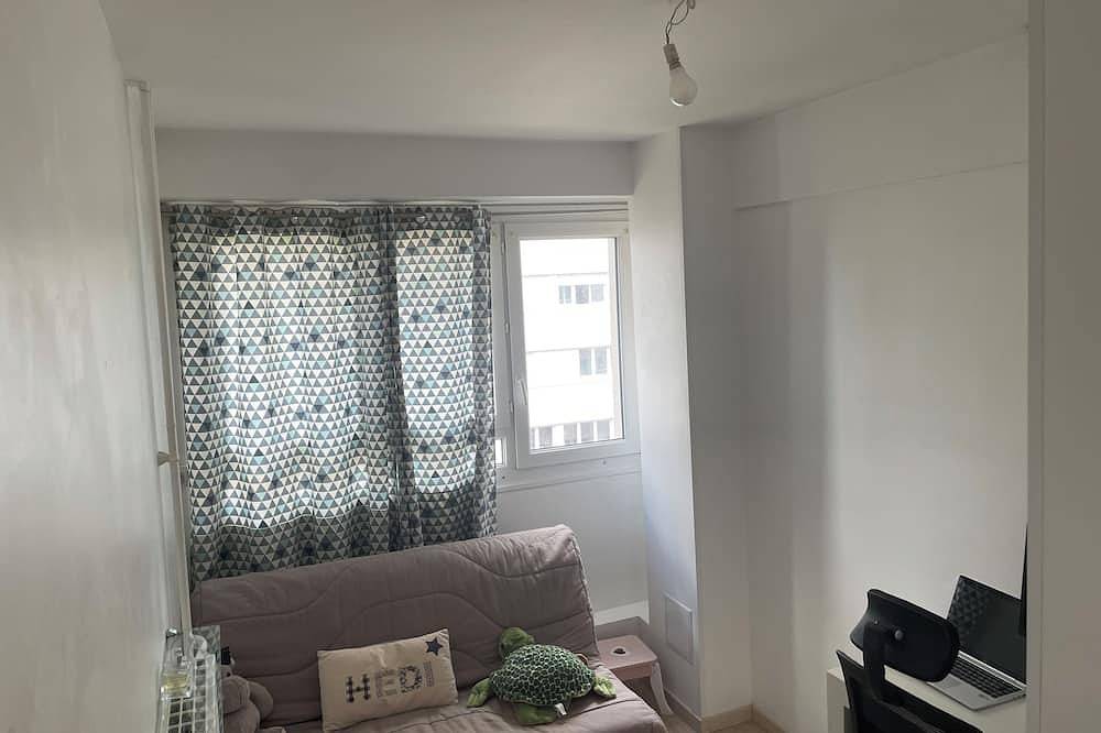 Ganze Wohnung, Comfortable 3-room apartment in La Défense close to transport links in Puteaux, Hauts-de-Seine