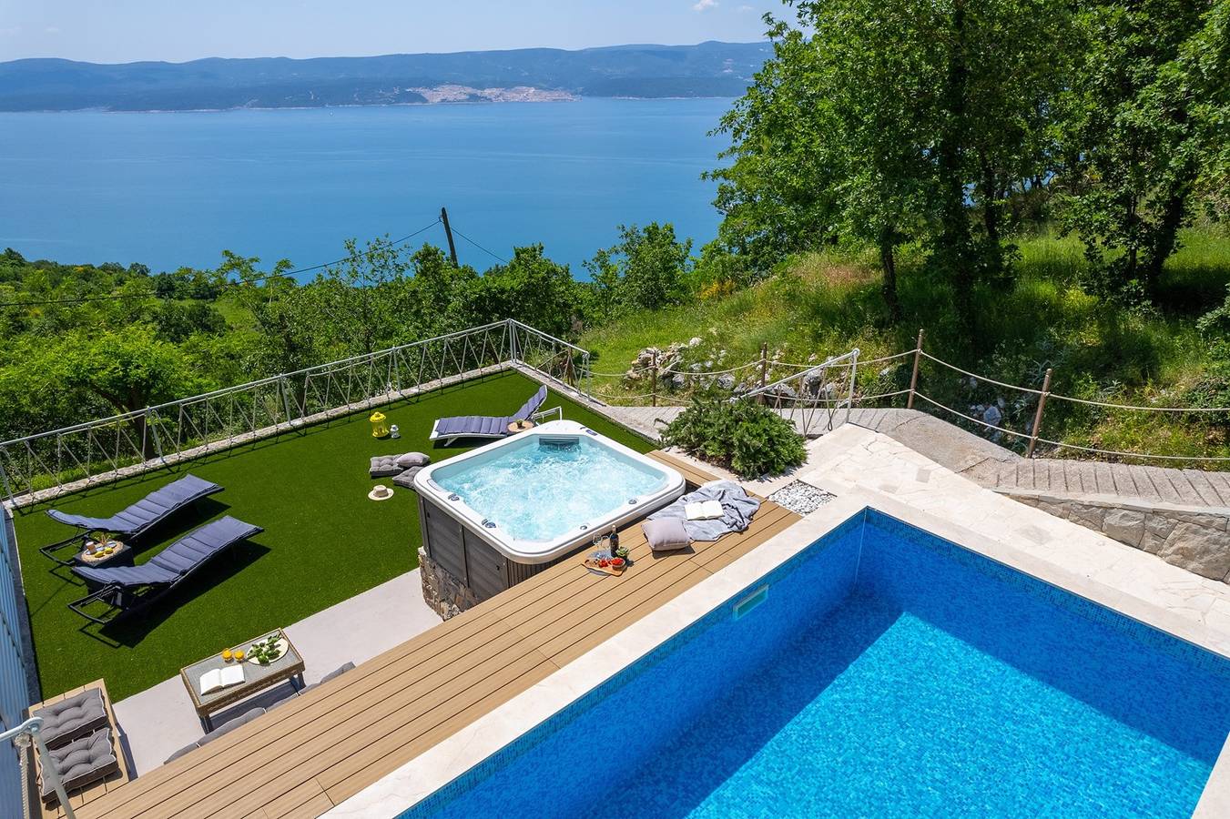 Max. 11 Personen, 5 Schlafzimmer, 4 Bäder, Fitnessraum, Grill, Tischtennis in Lokva Rogoznica, Split-Dalmatien