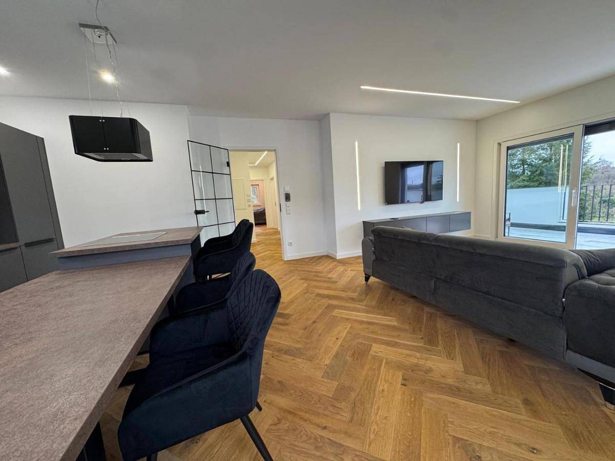 Ganze Wohnung, Three-Bedroom Premium Apartment with Balcony in Senne, Bielefeld