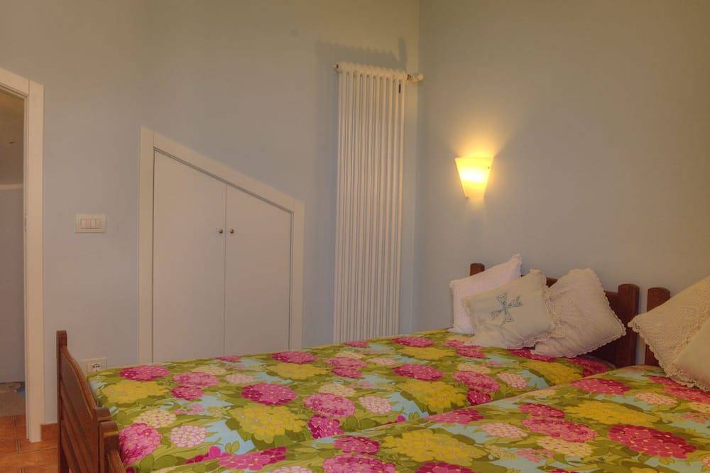 Ganze Wohnung, Apartment in villa, sea front, sleeps 6 double services in Alassio, Riviera di Ponente