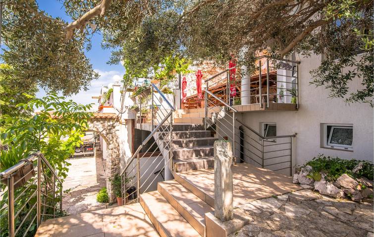 Ganze Ferienwohnung, Charmantes Apartment am Meer mit Terrasse, WLAN und Zugang zum Surfen in Punat, Krk