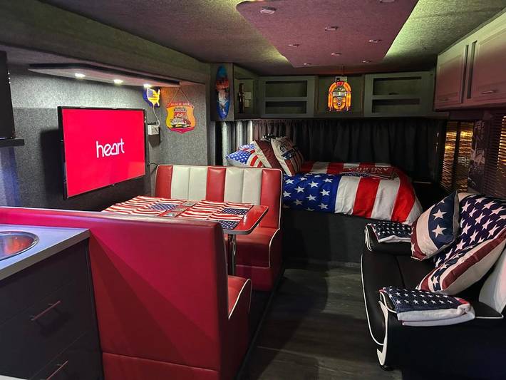 Camping for 4 people, with terrace and hot tub as well as garden in North-Wales