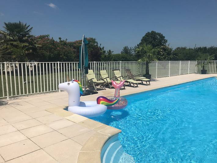 Gîte pour 4 personnes, avec terrasse ainsi que jardin et piscine à Saint-Simon-de-Pellouaille