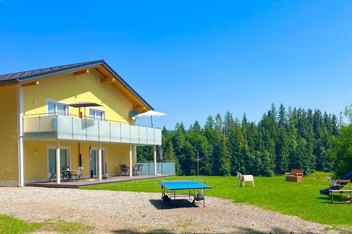 Ferienwohnung für 5 Personen, mit Balkon und Terrasse sowie Garten und Seeblick in Fuschl am See