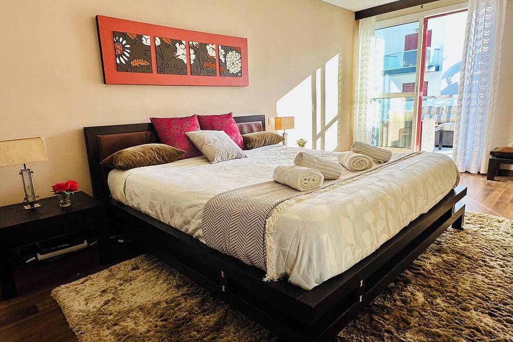 Lux Villa with Year-Round Heated Pool, beautiful outdoor space & Game Room in Montequinto, Dos Hermanas