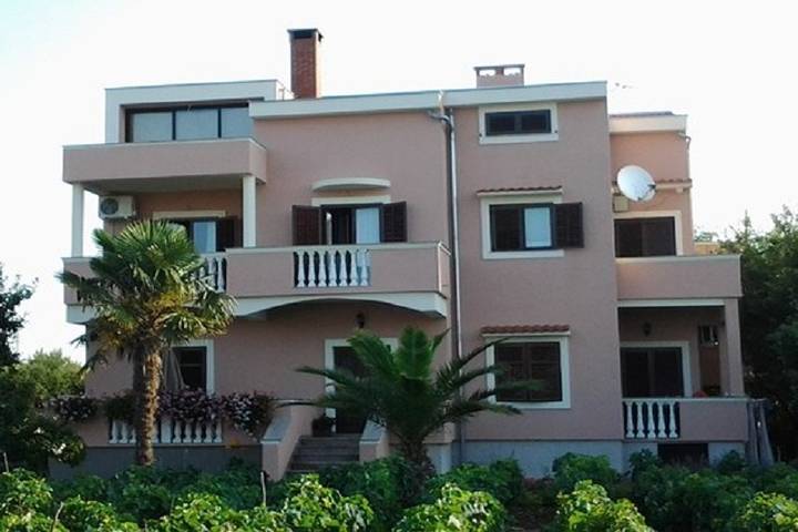 Ferienwohnung für 4 Personen, mit Balkon in Nin
