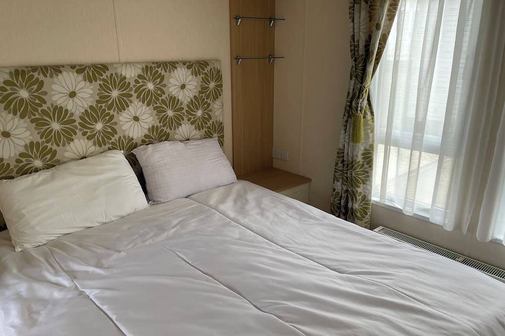 Larkspur lovely dog friendly caravan at Rockley Park, Poole Harbour, Dorset. in Poole, Poole Harbour