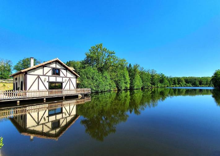 Location de vacances pour 7 personnes, avec vue ainsi que vue sur le lac et jardin, animaux acceptés à Saint-Estèphe (Dordogne)